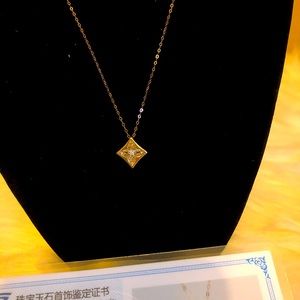 18k Gold Necklace/ dancing diamond